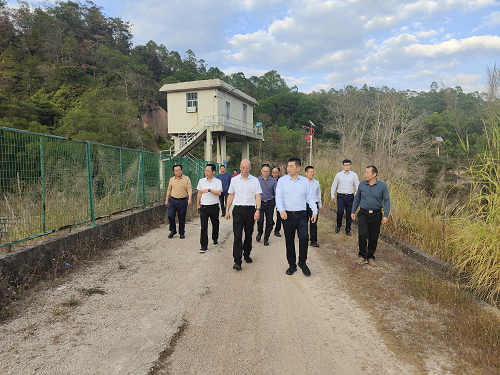 江玉城秘書(shū)長(zhǎng)帶隊(duì)到大池農(nóng)場(chǎng)開(kāi)展調(diào)研